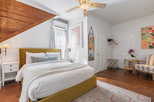 WHITEHEAD ROOM @ Inn on Fleming~ADULTS ONLY 2nd Lvl Queen Shared Heated Pool