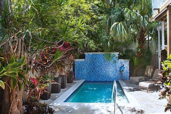 Een verwarmd zwembad