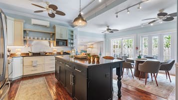 Réfrigérateur, cafetière/bouilloire, distributeur de glaçons