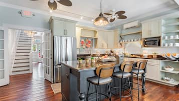 Fridge, coffee/tea maker, ice maker