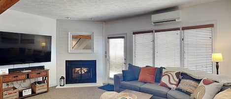 Smart TV, fireplace