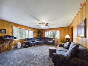 Una Smart TV, una chimenea, un reproductor de DVD