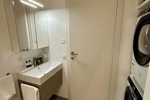 Shower, hair dryer, bidet, towels