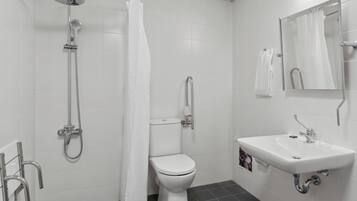 Une salle de bain moderne équipée d’une douche, de toilettes et d’un lavabo.