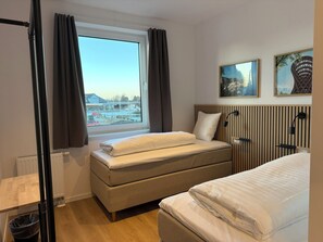 غرفة عادية لاثنين - منظر لملعب الجولف | مكتب ومساحة عمل للكمبيوتر المحمول وواي فاي مجانًا