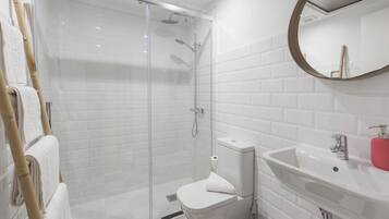 milieuvriendelijk toiletgerief, een haardroger, handdoeken