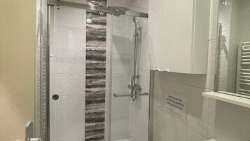 Douche, sĂšche-cheveux, serviettes fournies, papier toilette