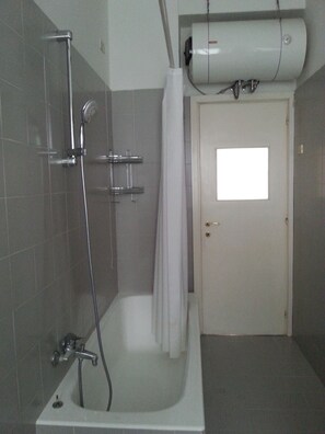 Haartrockner, Bidet, Handtücher, Seife