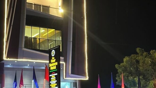 Un hôtel à la façade moderne, illuminée par un éclairage intérieur.