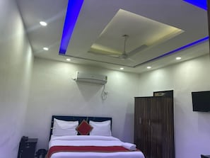 Executive Double or Twin Room, 1 King Bed, Smoking | Rollaway beds, free WiFi, bed sheets