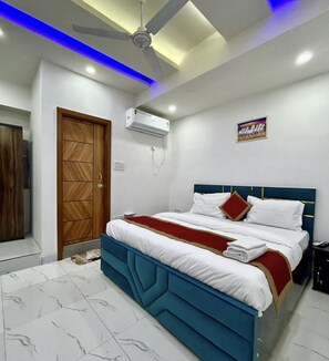Rollaway beds, free WiFi, bed sheets - Hotel Star Marigold (New Delhi)