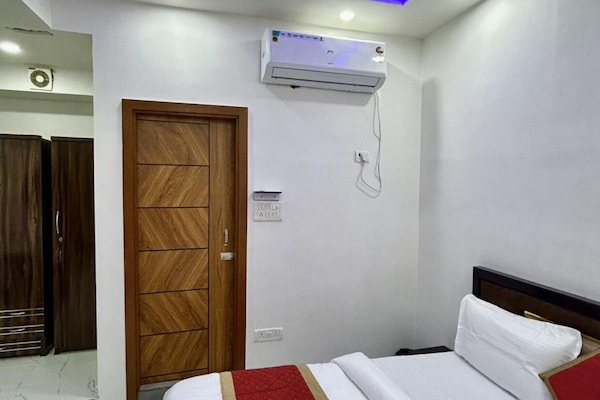 Habitación clásica con 1 cama matrimonial o 2 individuales, 1 cama King size, para fumadores | Camas extra, wifi gratis y ropa de cama