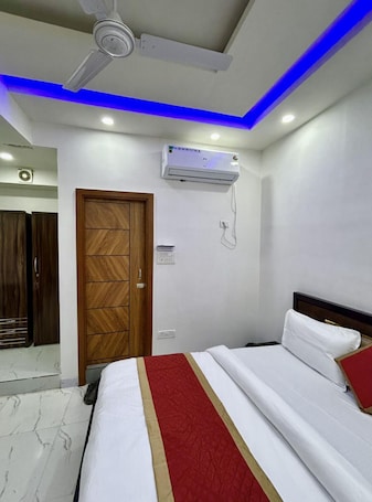 Classic Double or Twin Room, 1 King Bed, Smoking | Rollaway beds, free WiFi, bed sheets