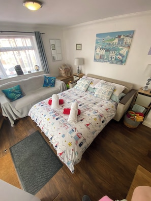 2 bedrooms, iron/ironing board, travel cot, free WiFi - Apartment Near Zoo, Waterpark & Beaches • Garden • Families • Pets • Parking. (Paignton)