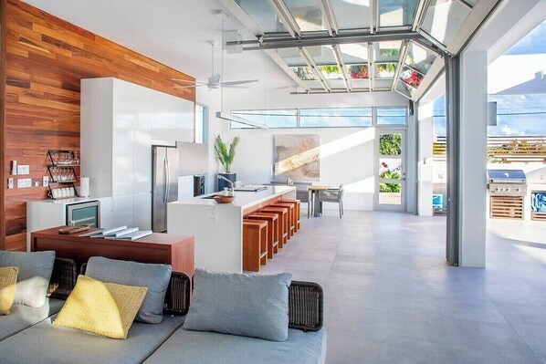 Villa, varias camas, acceso a la alberca, vista al océano (Oceanview Villa 4) | Interior