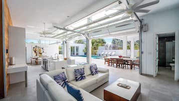 Vila, várias camas, acesso à piscina, vista para o oceano (Beach Villa 5) | Parte interna