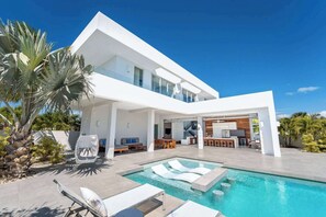 Outdoor pool - Beachside Villa, Amazing Views, Hotel Amenities v5 (Providenciales)