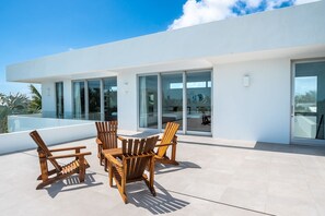 Villa, flere senger, adgang til basseng, havutsikt (Beach Villa 5) | Terrasse/patio