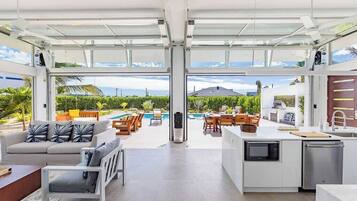 Vila, várias camas, acesso à piscina, vista para o oceano (Beachside Villa 8) | Vista do quarto