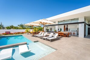 Outdoor pool - New Seaside Vacation Villa With Hotel Amenities v9 (Providenciales)