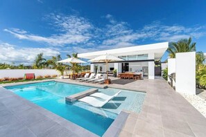 Outdoor pool - Oceanside Vacation Villa With Hotel Amenities v10 (Providenciales)