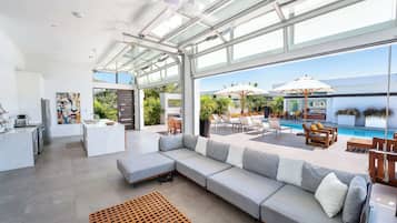 Villa, Mehrere Betten, Poolzugang, Meerblick (Seaside Villa 10) | Speisen im Freien