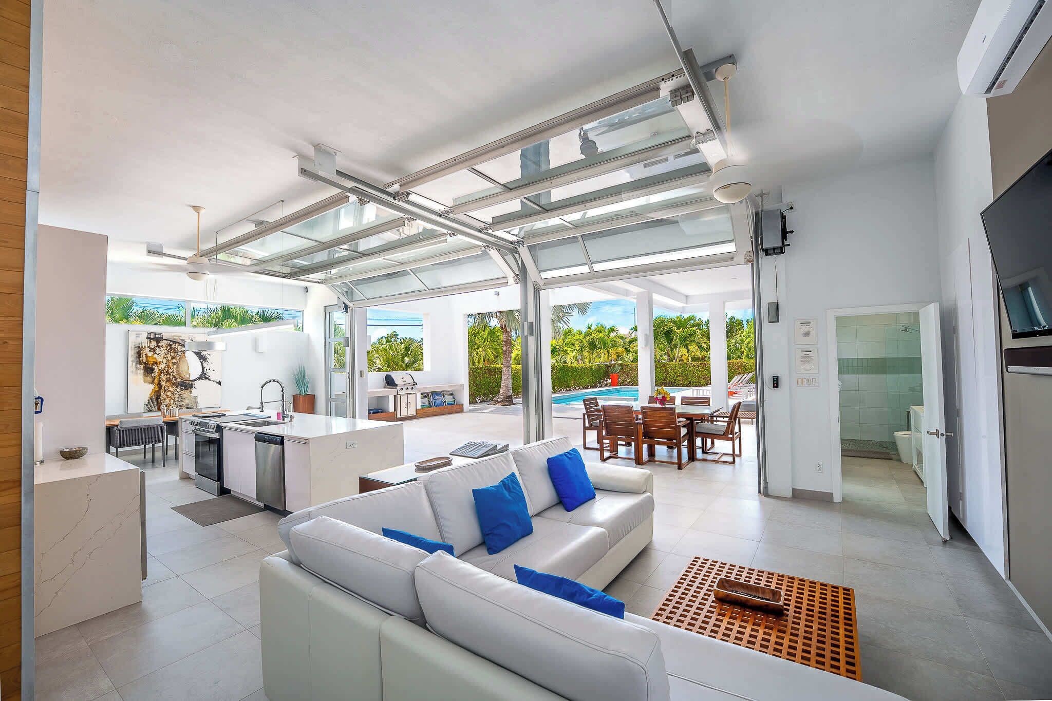 Vila, várias camas, acesso à piscina, vista para o oceano (Oceanview Villa 1) | Área de estar | Dock para MP3