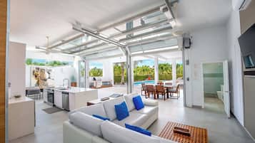 Vila, várias camas, acesso à piscina, vista para o oceano (Oceanview Villa 1) | Área de estar | Dock para MP3