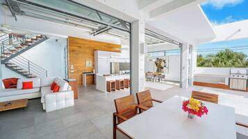 Vila, várias camas, acesso à piscina, vista para o oceano (Oceanview Villa 1) | Opções para refeição ao ar livre