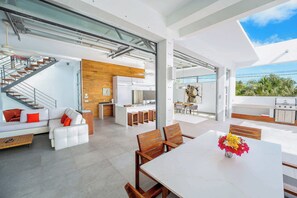 ヴィラ ベッド (複数台) プールアクセス オーシャンビュー (Oceanview Villa 1) | 屋外ダイニングエリア