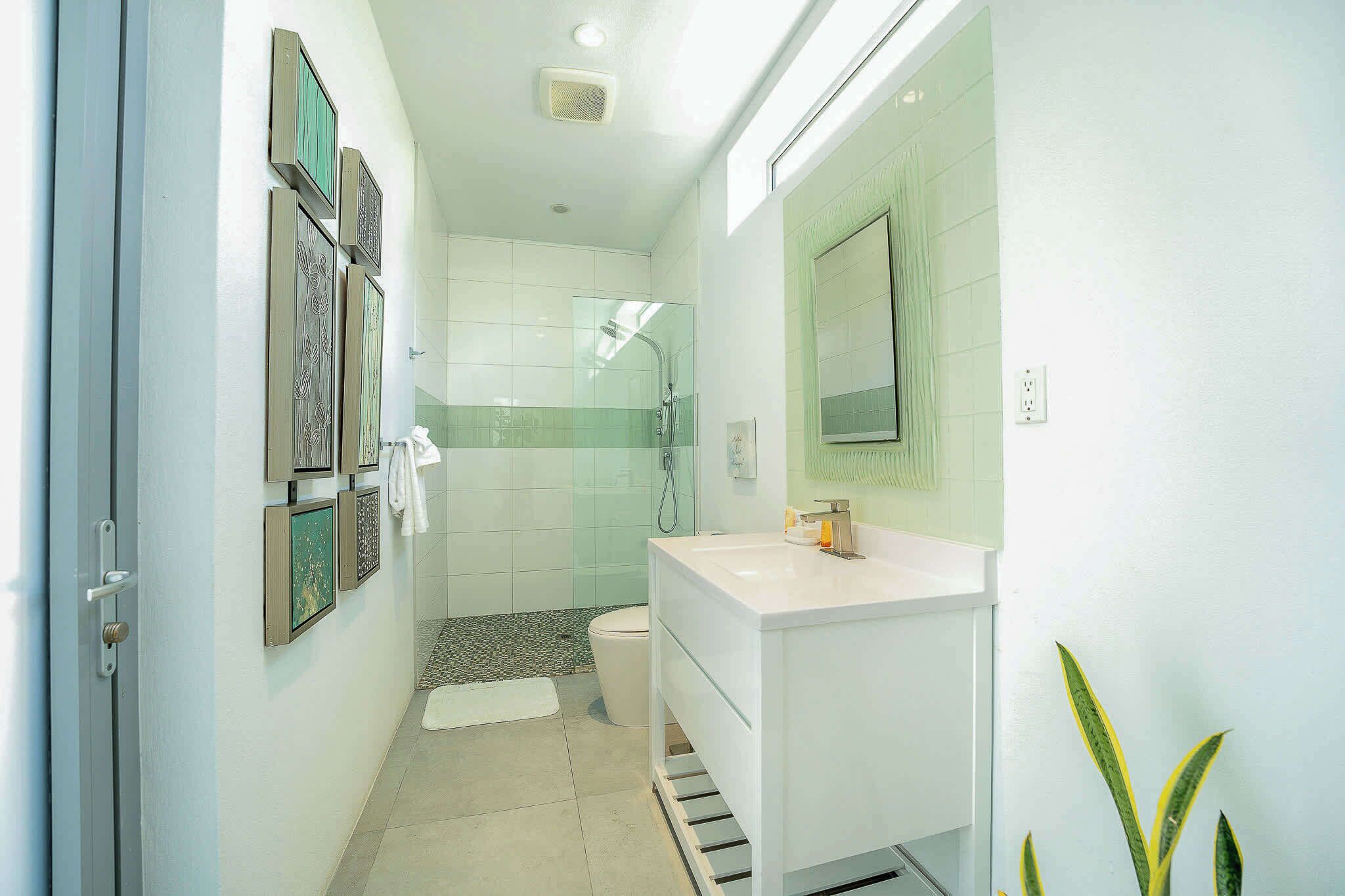 Ein modernes Badezimmer mit Dusche, Toilette und Waschbecken.