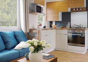 冷蔵庫、電子レンジ、オーブン、コンロ