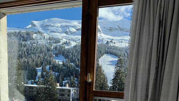 A room with a large window overlooking a snowy mountain landscape. - Bright and spacious apartment for 6 people - View of the Flaine Forum (Arâches-la-Frasse)