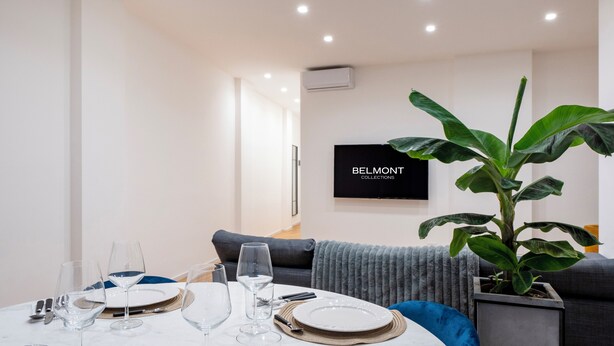 Appartement luxueux | Aire de séjour | Téléviseur connecté de 50 po avec télévision numérique