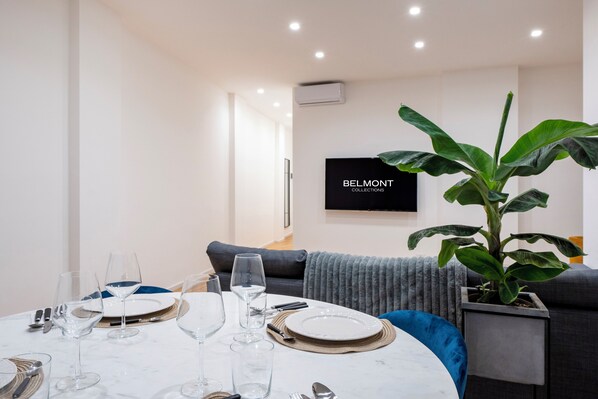 Luxury Apartment | Living area | 50-inch Smart TV with digital channels - Luxury Apartment in Bari Center (Bari)