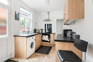 Căn hộ | Bếp riêng | Tủ lạnh, lò vi sóng, lò nướng, bếp nấu