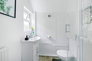 Apartemen | Kamar mandi | Shower, pengering rambut,  dan handuk