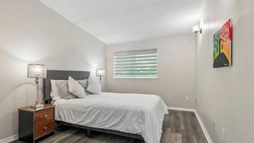 5 bedrooms, iron/ironing board, WiFi, bed sheets