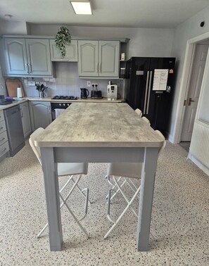 Frigorífic, microones, forn i placa de cuina 