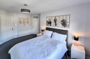 3 slaapkamers, een bureau, een strijkplank/strijkijzer, reisbedje