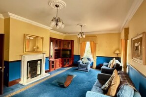 House | Ruang tamu | TV, pendiangan 