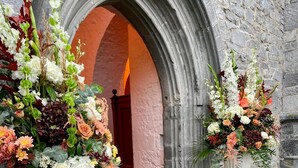A stone archway leading to a building with a red door. - Summer Sale! Beakstown House Luxurious 5-bed Villa (Holycross)