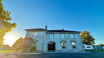 ํ์ฐ์ค | ์ธ๊ด