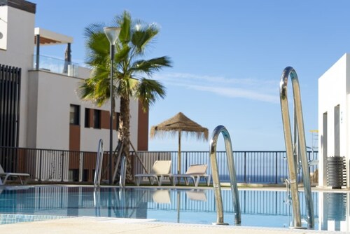 Middel Views · 3 bedroom apartment with ocean view terrace & BBQ