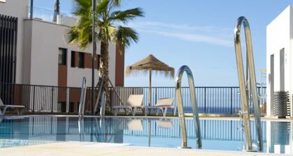 Middel Views · 3 bedroom apartment with ocean view terrace & BBQ