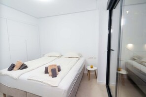3 habitaciones, tabla de planchar con plancha, wifi y ropa de cama