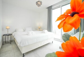 2 عدّة غرف نوم ومكواة/لوح كي وسرير سفر وواي فاي