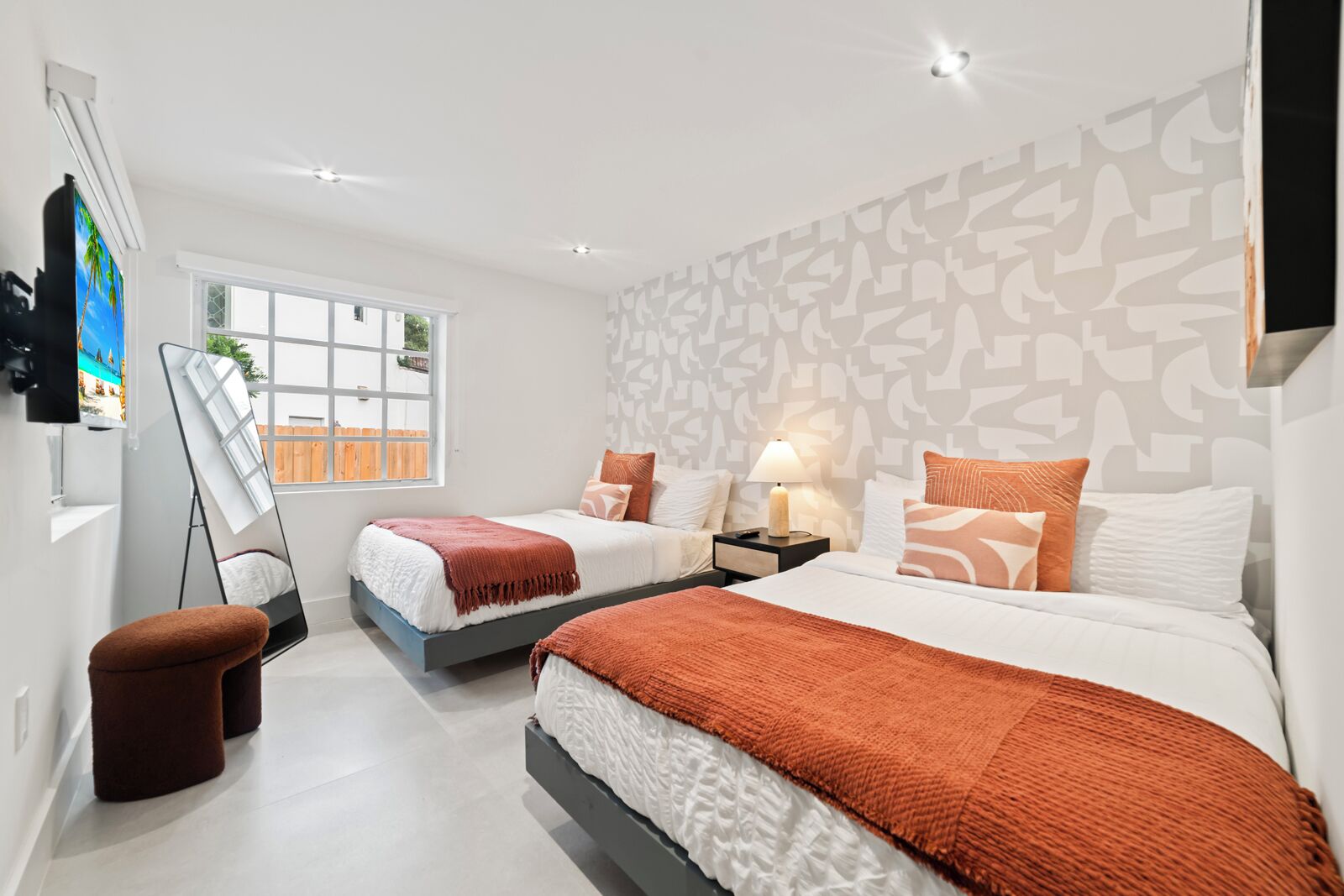 6 bedrooms, iron/ironing board, WiFi, bed sheets