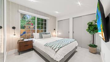 6 bedrooms, iron/ironing board, WiFi, bed sheets