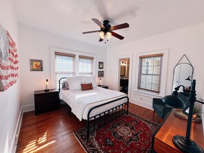 3 chambres, bureau, fer et planche à repasser, lit parapluie